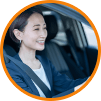 運転している女性