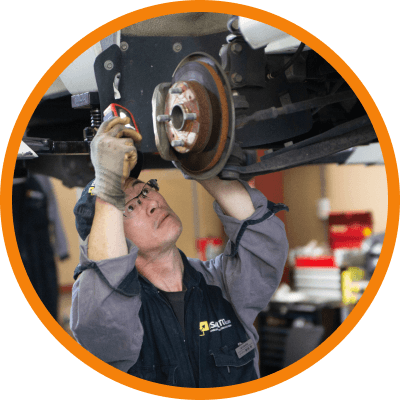 修理をしているいる男性