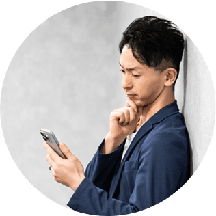 悩んでいる男性