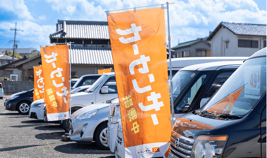 店舗に並ぶ車